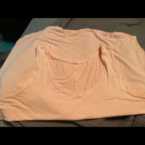Old navy tank in light peach color - Picture 1 of 2